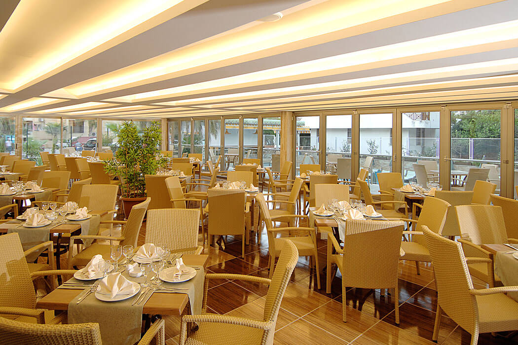 Ambassador Plaza Hotel - stoliki w restauracji