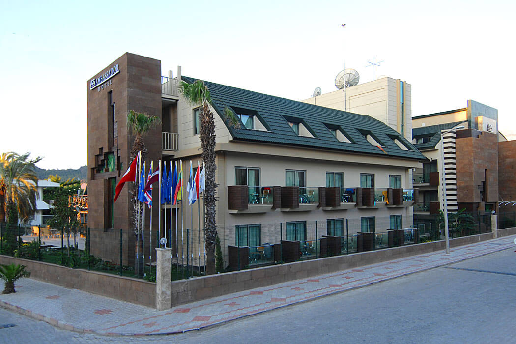 Ambassador Plaza Hotel - widok na budynek od strony ulicy