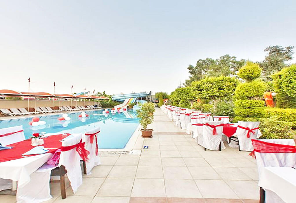 Hotel Lims Bona Dea Beach - stoliki przy basenie