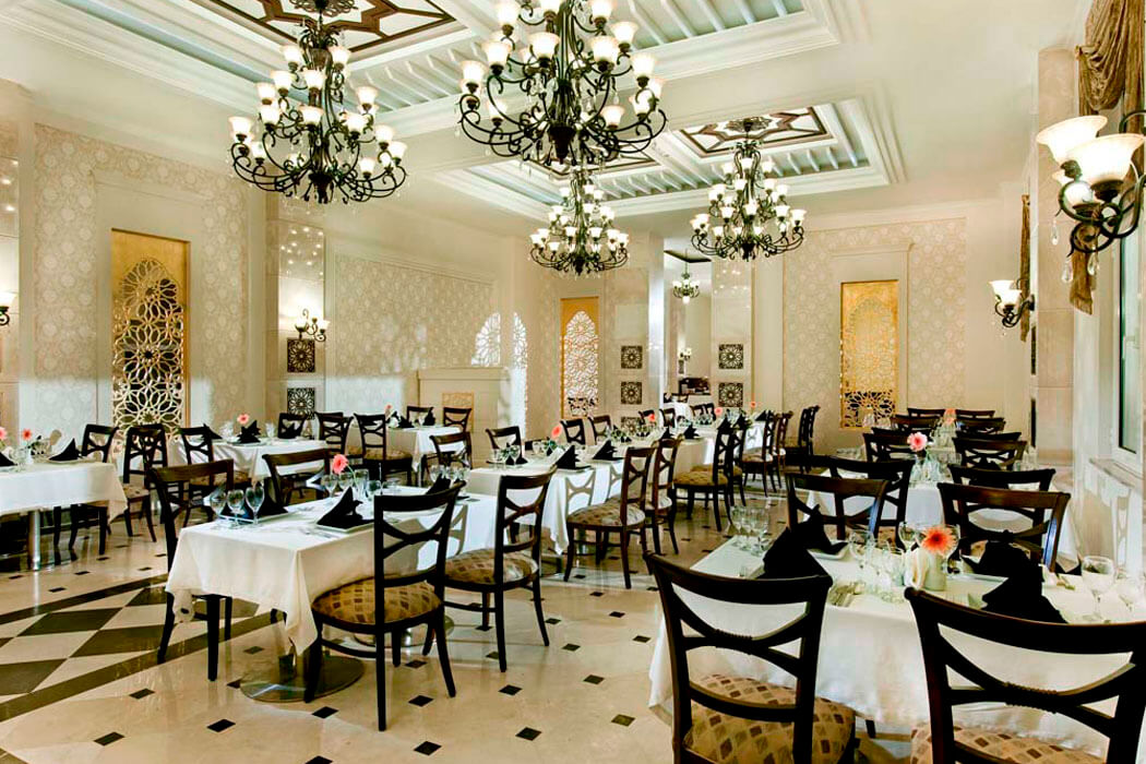 Hotel Gural Premier Tekirova - nakryte stoły w restauracji