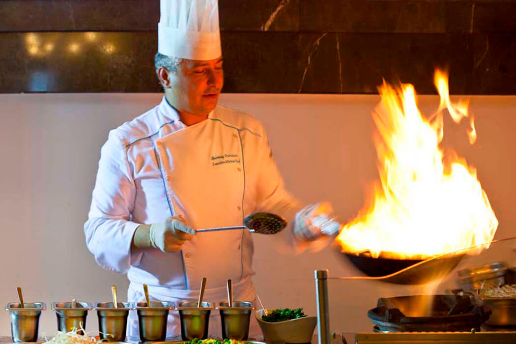 Hotel Gural Premier Tekirova - kucharz robi danie przy gościach