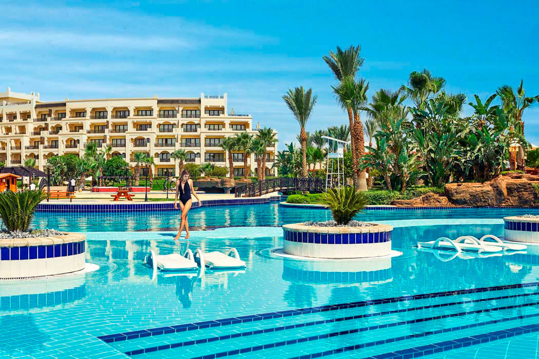 Hotel Steigenberger Al Dau Beach - leżaki w basenie