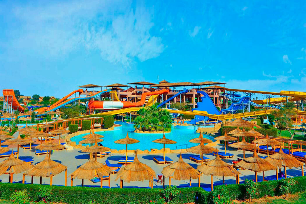 Hotel Albatros Jungle Aqua Park - leżaki nad basenem