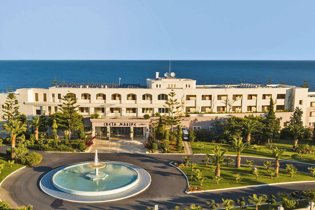 Hotel Iberostar Creta Marine - widok na hotel z morzem w tle