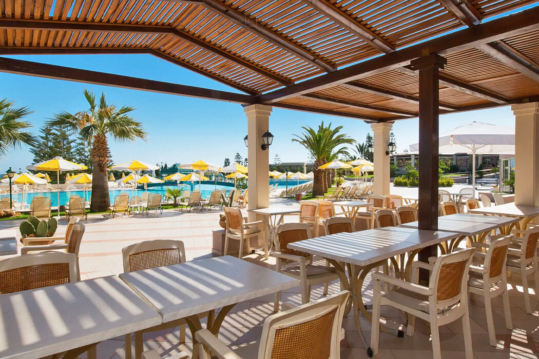 Hotel Iberostar Creta Marine - stoliki przy basenie