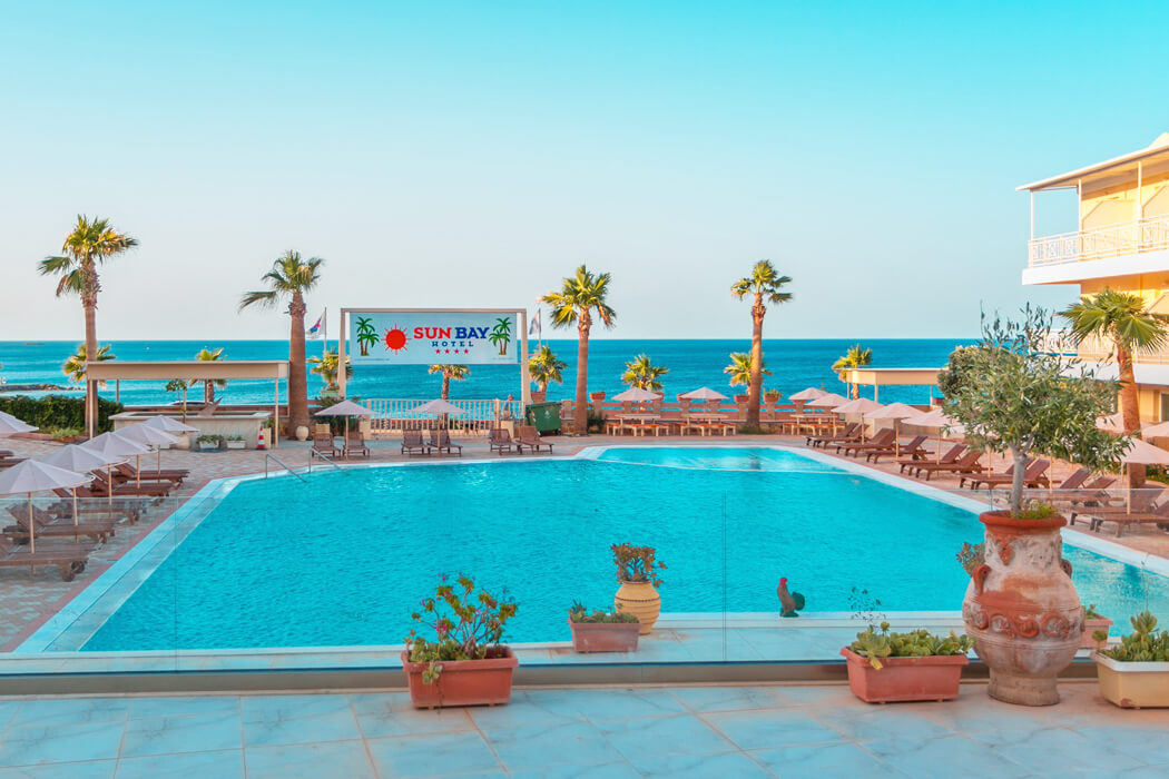  Sunbay Hotel - widok na basen i morze