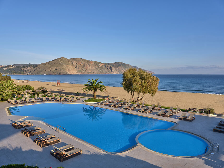 Hotel Pilot Beach Resort - widok na baseny i morze