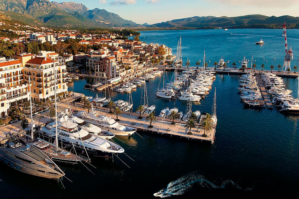 Hotel Regent Porto Montenegro (ex.regent) - widok z góry na hotel i na morze
