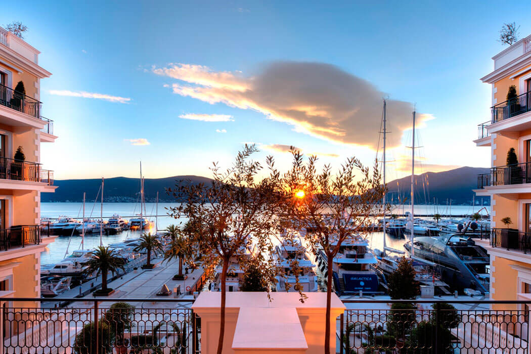 Hotel Regent Porto Montenegro (ex.regent) - widok z hotelu o zachodzie słońca