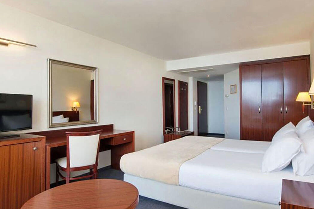 Hotel Iberostar Bellevue - łóżko w pokoju